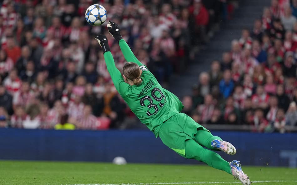 Matvey Safonov em ação durante empate do PSG contra o Athletic Bilbao pela Champions League (Foto: Cesar MANSO / AFP)