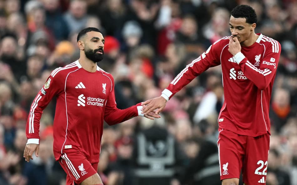 Mohamed Salah e Hugo Ekitiké em ação na vitória do Liverpool sobre o Brighton (Foto: Paul ELLIS / AFP)