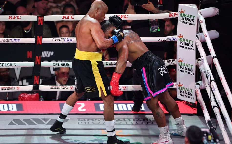 Anderson Silva apaga Woodley (Foto: Reprodução Twitter Netflix Brasil/MVP)