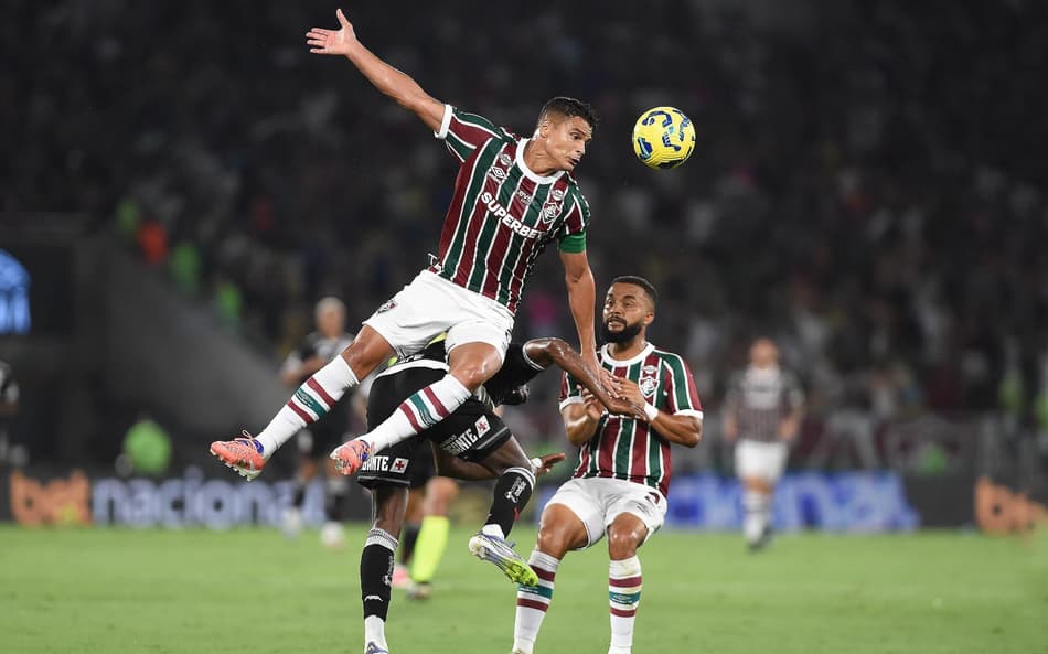 Vasco x Fluminense termina em confusão no gramado do Maracanã