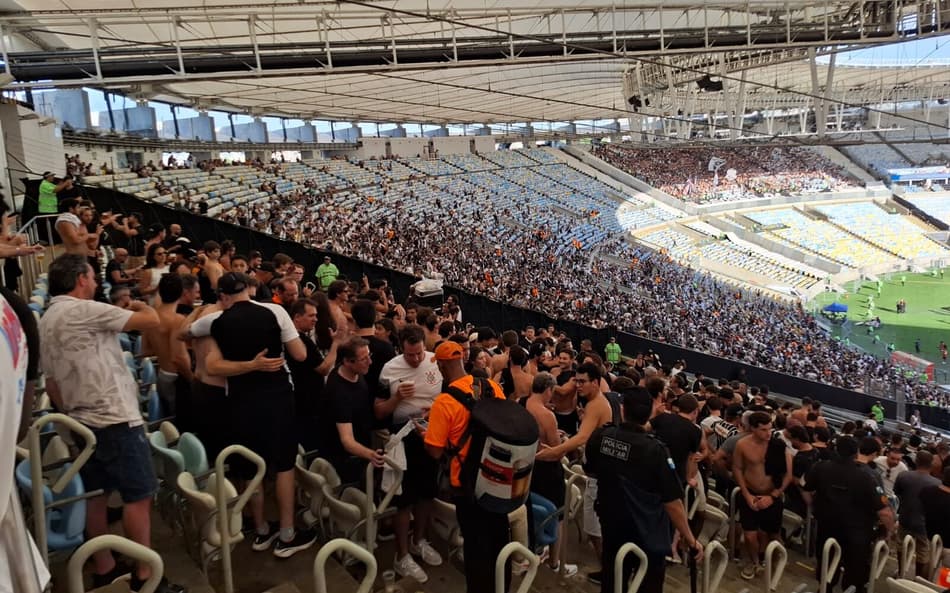 Torcida do Corinthians ocupou espaço das cadeiras cativas do Maracanã