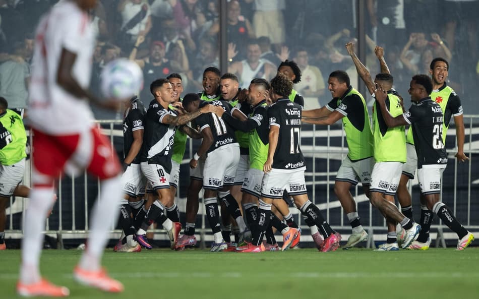 Time do Vasco comemora gol diante do Inter em São Januário (Foto: Jorge Rodrigues/AGIF / Gazeta Press)