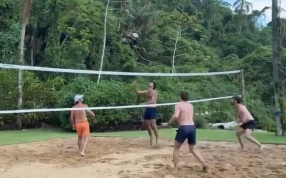 Max Verstappen joga vôlei de praia (Foto: Reprodução/ X)