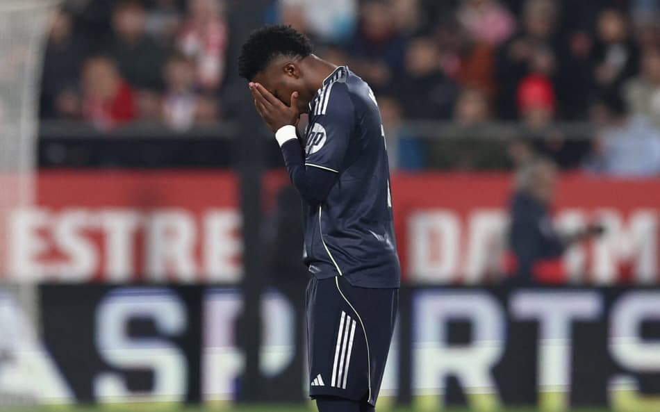 Vini Jr lamentando o empate do Real Madrid diante o Elche, em La Liga (Foto: Josep Lago/AFP)