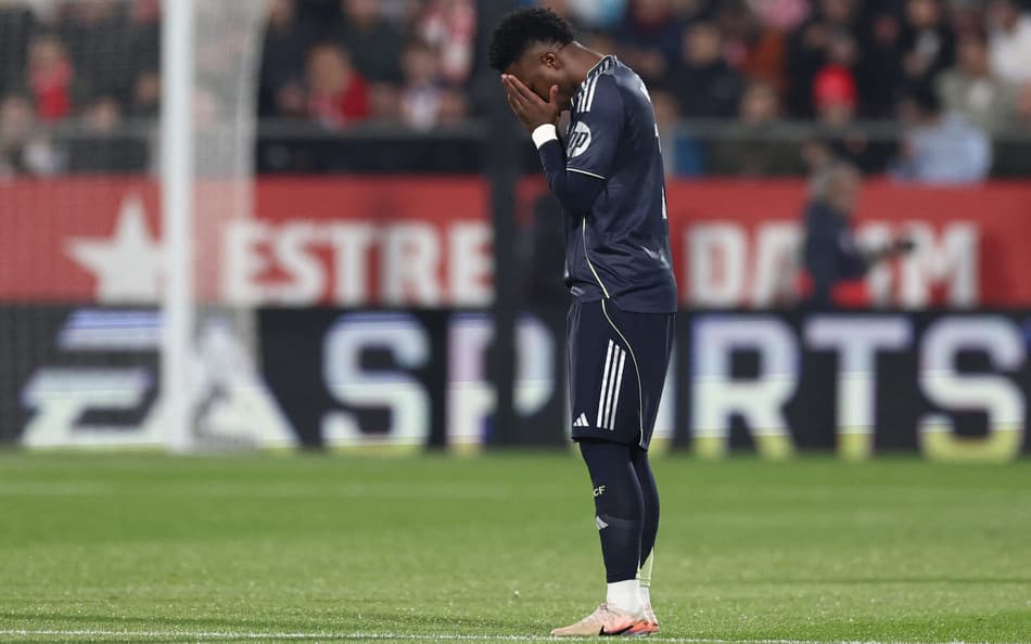 Vini Jr lamentando o empate do Real Madrid diante o Elche, em La Liga (Foto: Josep Lago/AFP)