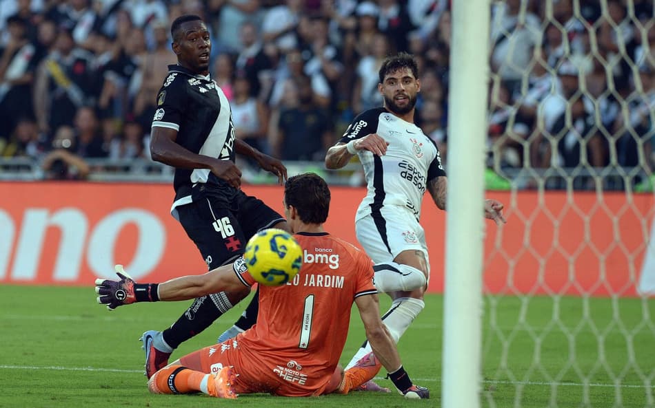 Yuri Alberto chuta para vencer Léo Jardim e abrir o marcador