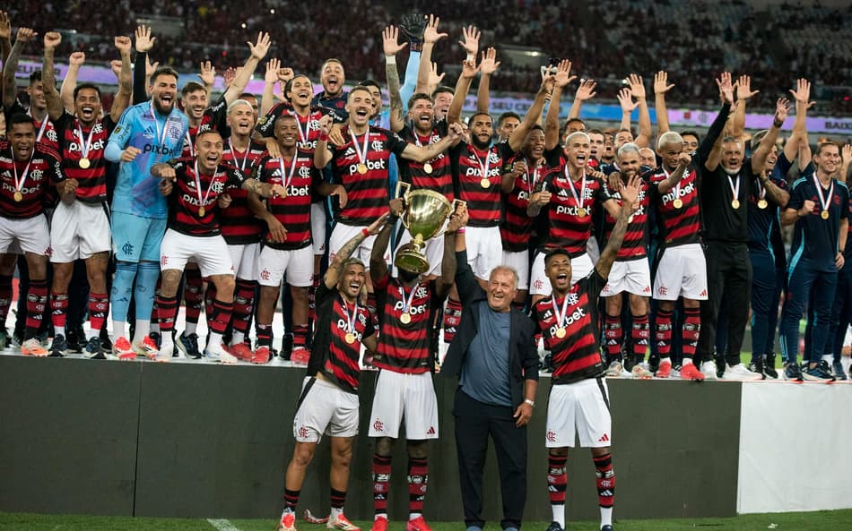 Flamengo levanta a taça do Campeonato Carioca (Foto: Delmiro Junior/Photo Premium/Gazeta Press)