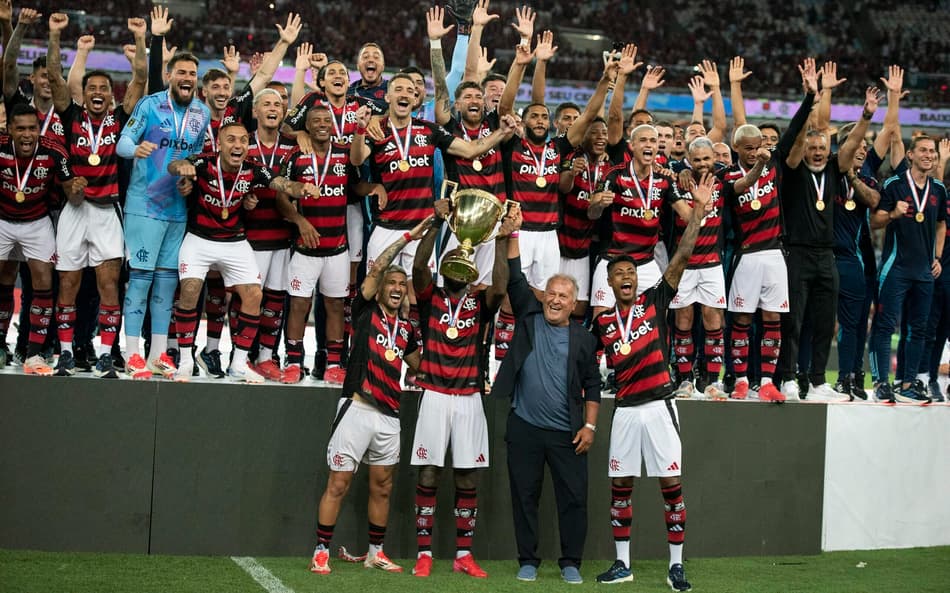 Flamengo levanta a taça do Campeonato Carioca (Foto: Delmiro Junior/Photo Premium/Gazeta Press)
