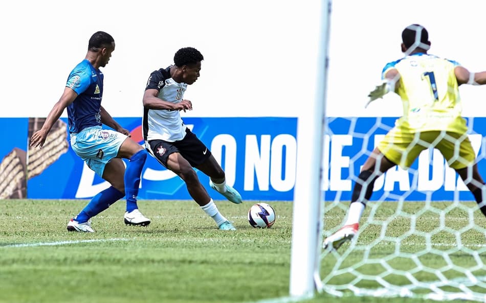 Favela decide, e Corinthians vence o Trindade na estreia da Copinha