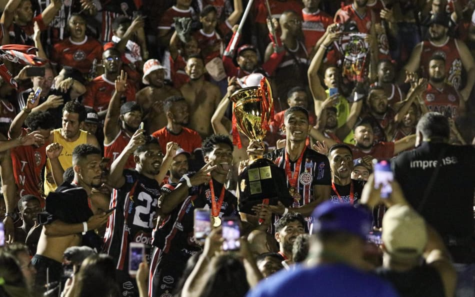 Atlético de Alagoinhas levanta troféu do Campeonato Baiano (Foto: Renan Oliveira/AGIF)