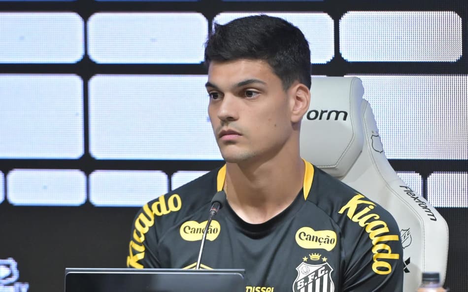 Gabriel Brazão tem contrato com o Santos até o fim de 2028. (Foto: Jota Erre/ Agif/Gazeta Press)