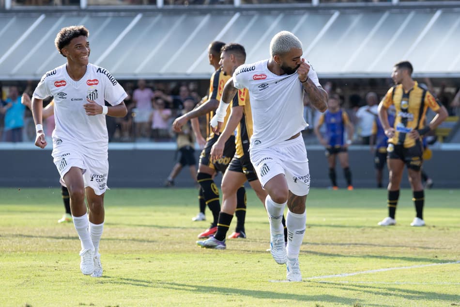Robinho Jr comemora gol de Gabigol em Santos x Novorizontino (Foto:LEO BARRILARI/Gazeta Press)