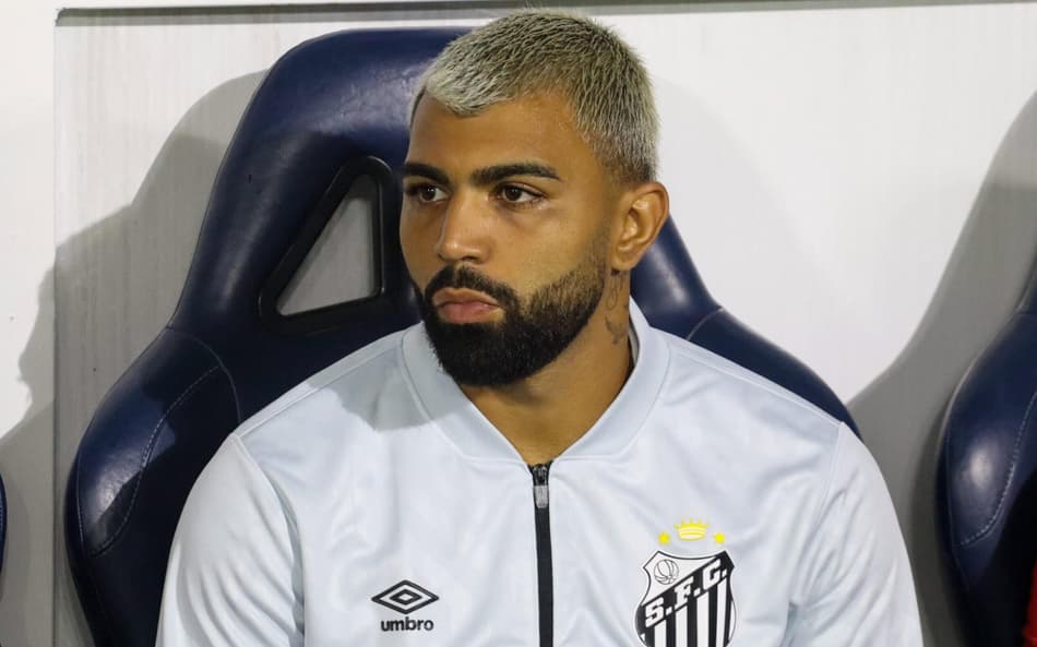 Gabriel Barbosa inicia o clássico contra o Santos no banco de reservas. (Foto: Theo Daolio/MOCHILA PRESS)