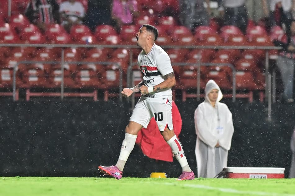 Luciano comemora gol do São Paulo sobre o São Bernardo (Foto: Eduardo Carmim/Photo Premium/Gazeta Press)