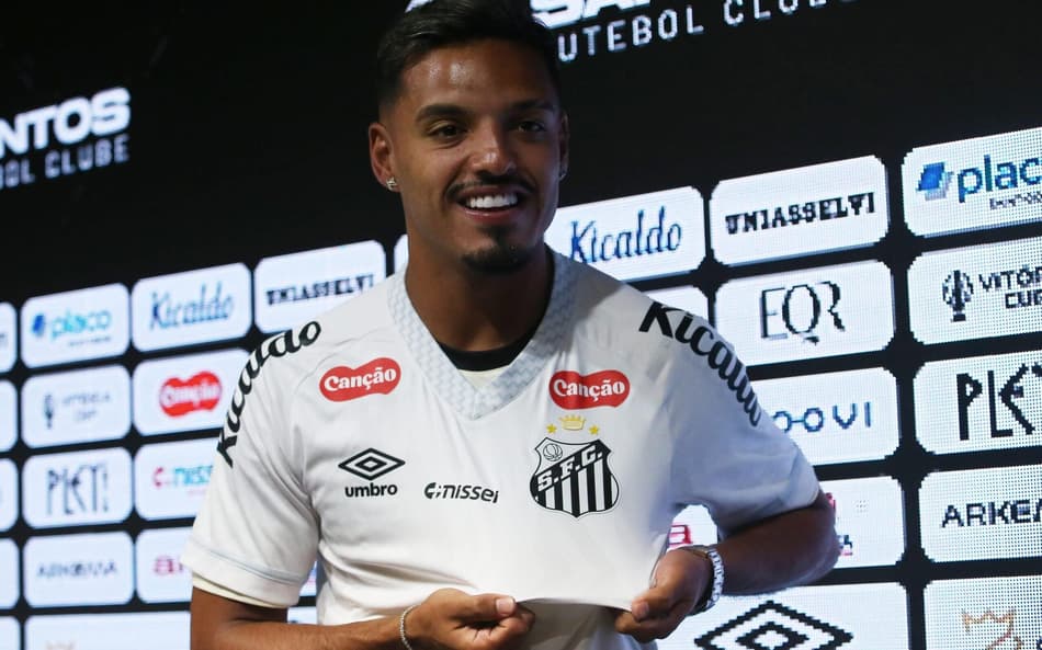 Gabriel Menino durante entrevista coletiva de apresentação na Vila Belmiro. (Foto: Raphael Campos Do Prado/MOCHILA PRESS)