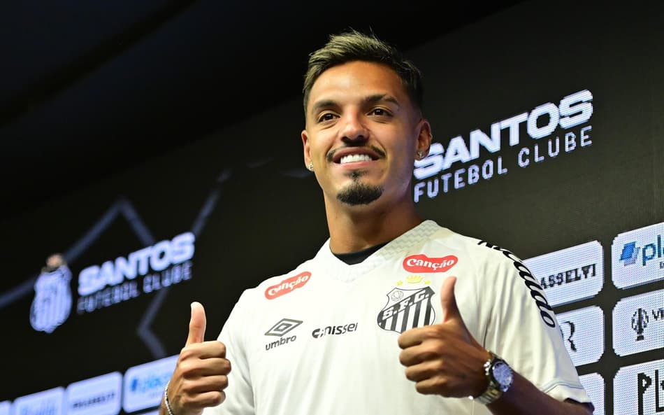 Gabriel Menino durante entrevista coletiva de apresentação pelo Santos. (Foto: Jota Erre/ Agif/Gazeta Press)