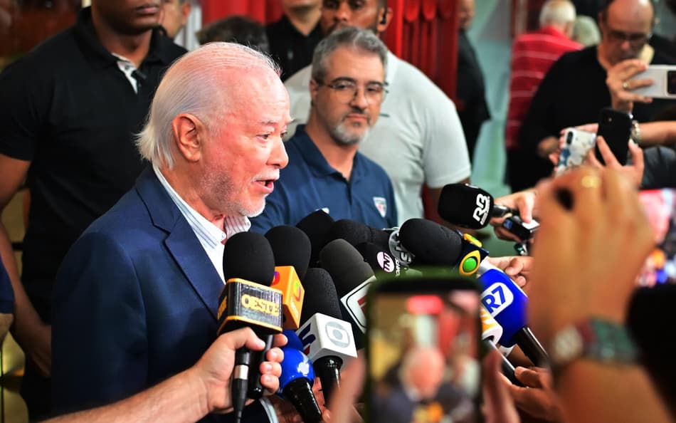 Presidente interino do São Paulo se reúne com Crespo e elenco antes do Majestoso