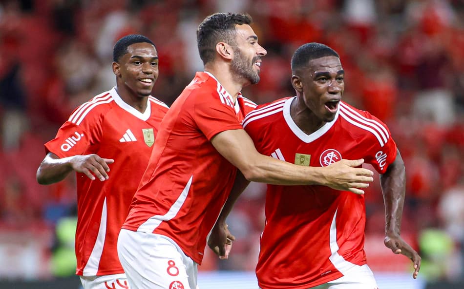 Félix Torres comemora gol na estreia no Internacional