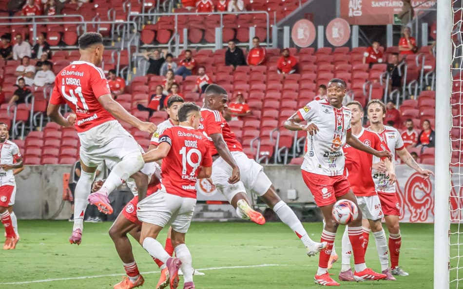 Félix Torres cabeceia para marcar gol na estreia no Internacional