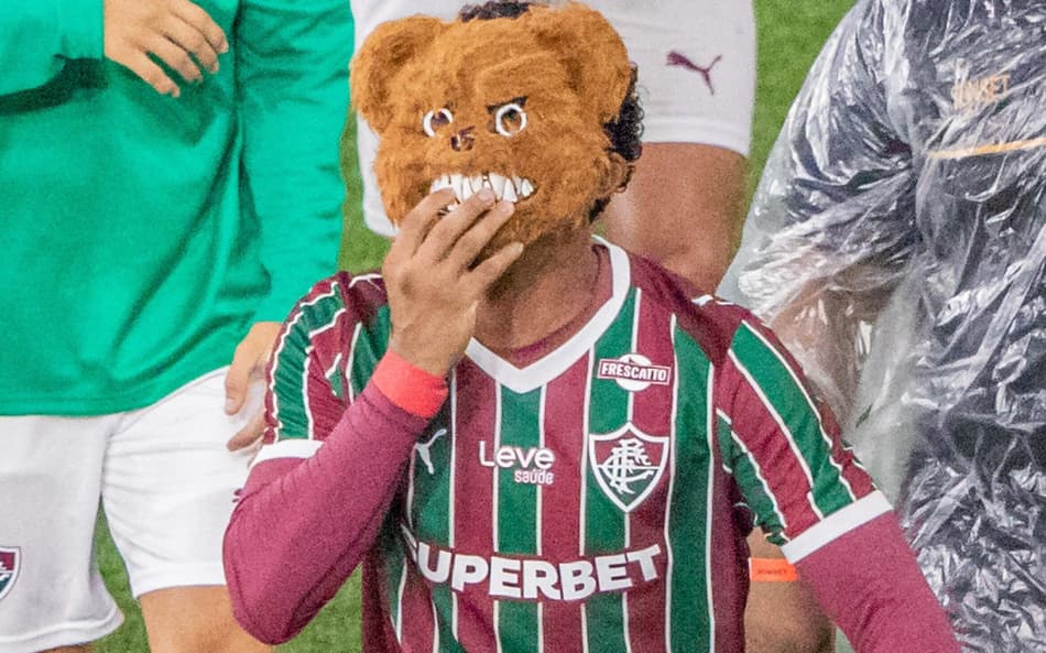 John Kennedy comemora gol em Fluminense x Flamengo com máscara de urso ((Foto: Maga Jr/AgÃªncia F8/Gazeta Press)