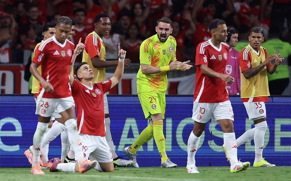 Rafael Borré, atacante do Internacional comemora gol