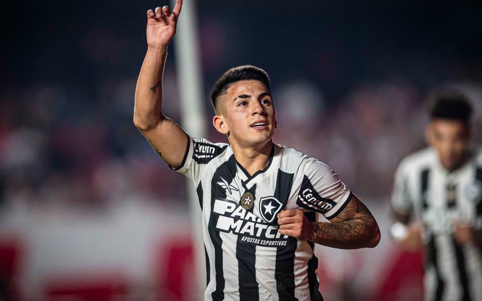 Atitude de Thiago Almada emociona torcida do Botafogo: 'Chorando muito'