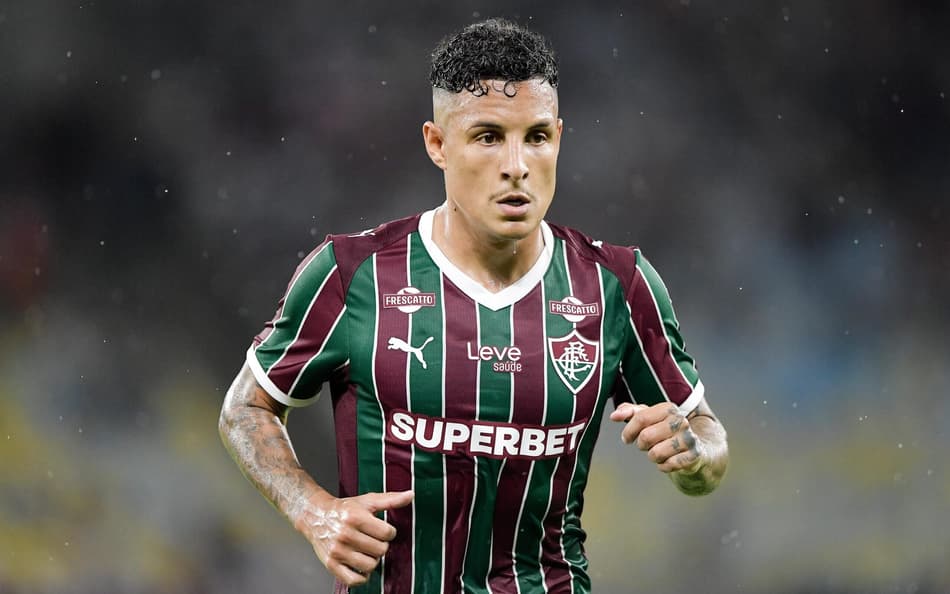 Começo de Guilherme Arana no Fluminense vira debate: 'Nitidamente'