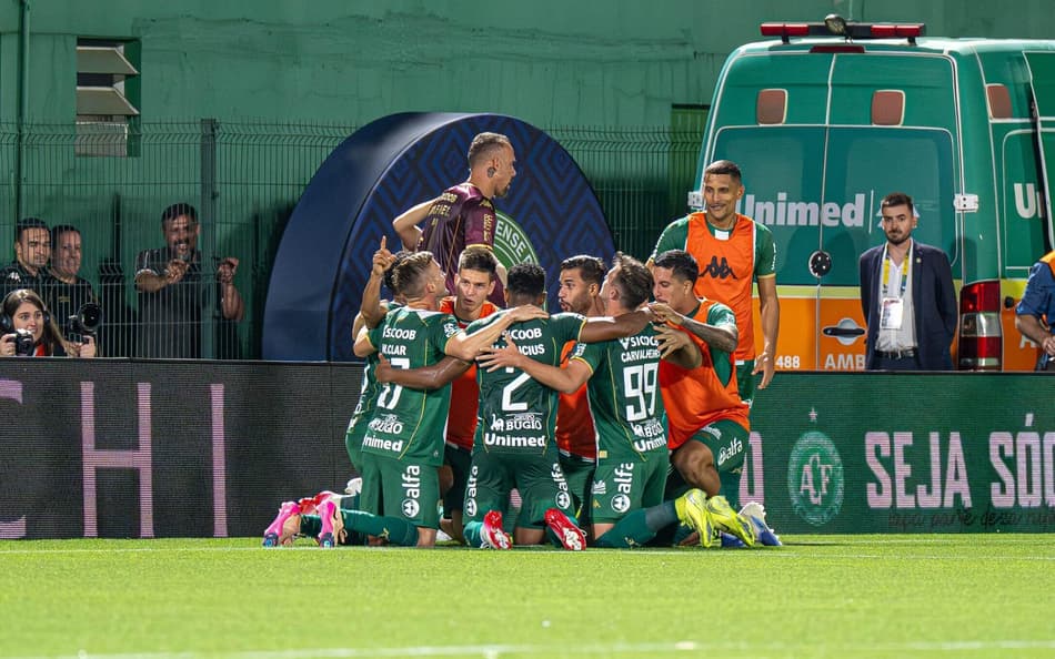 Santos tropeça na estreia do Brasileirão e é derrotado pela Chapecoense