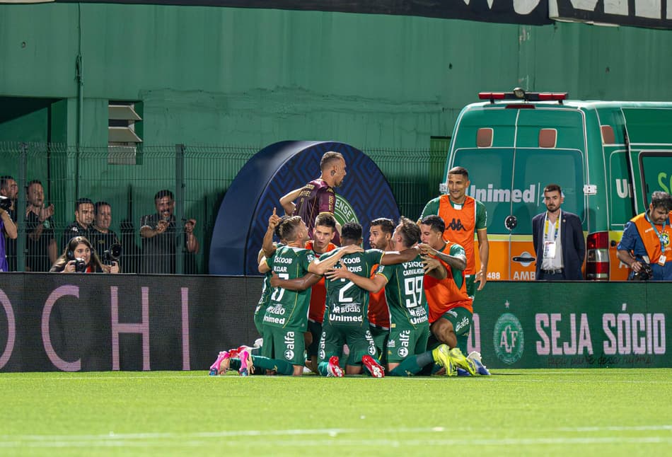 Chapecoense venceu o Santos nesta quarta-feira (28), na Arena Condá. (Foto: Gilson Freitas/Agência F8/Gazeta Press)
