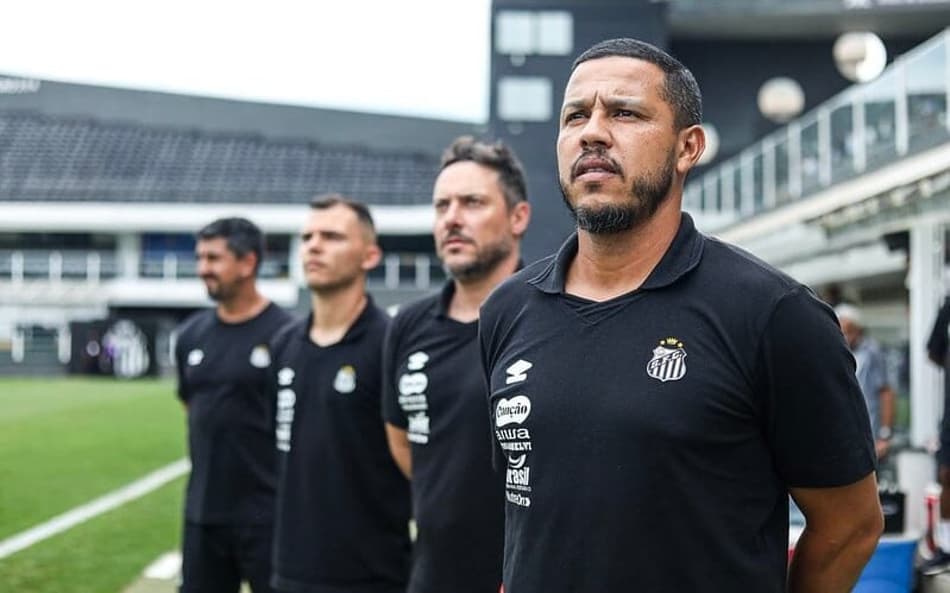 Vinícius Marques ao lado da sua comissão técnica durante a disputa do Paulistão Sub-20 de 2025. (Foto: Reinaldo Campos/ Santos FC)