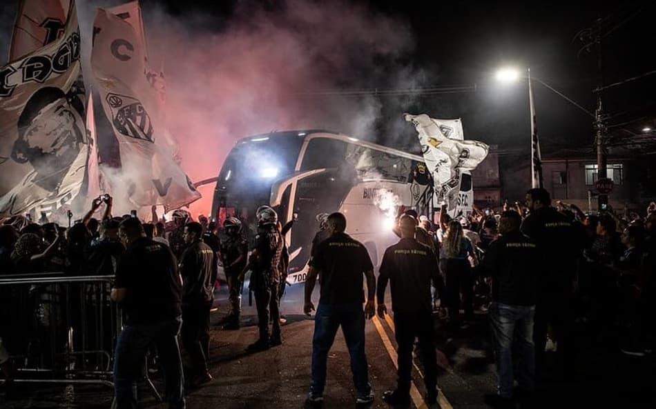 Ônibus do Santos é recepcionado na Vila Belmiro. (Foto: Raul Baretta/ Santos FC)