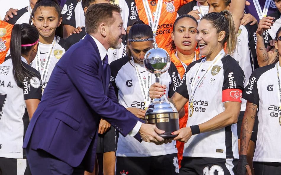 Capitã e artilheira, Gabi Zanotti levantou a taça de campeã da Libertadores Feminina. (Staff Images Woman/CONMEBOL)