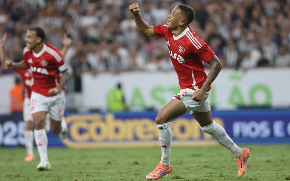Vitinho comemora gol do Internacional