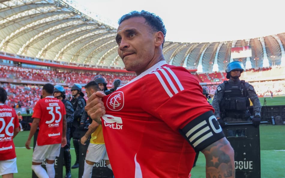 Alan Patrick comemora permanência do Inter na Série A