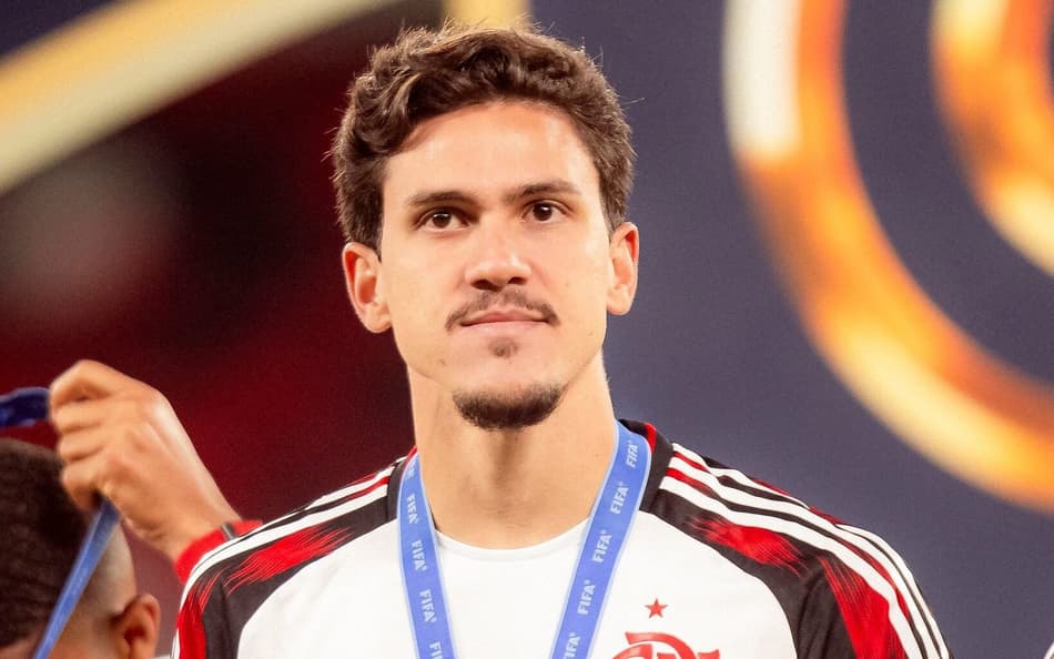 Pedro recebe medalha depois do Flamengo vencer o Dérbi das Américas (Foto: Adriano Fontes/Flamengo)
