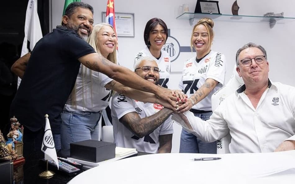 Gabigol ao lado da família e do presidente Marcelo Teixeira durante assinatura do contrato na Vila Belmiro. (Foto: Gabriel Barbosa participa de entrevista coletiva com jornalistas na Vila Belmiro. (Foto: Raul Baretta/ Santos FC)