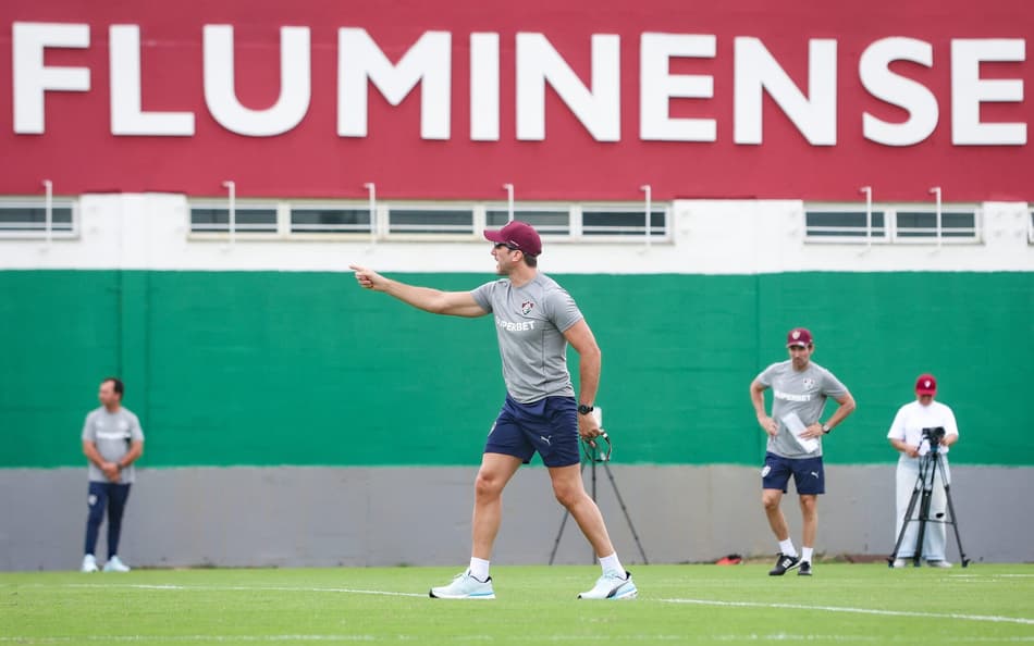 Zubeldía em treinamento pelo Fluminense (Foto: Marcelo Gonçalves/ Fluminense FC)