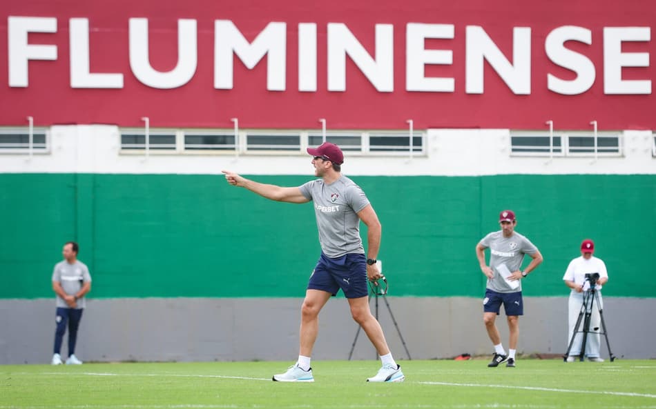 Zubeldía em treinamento pelo Fluminense (Foto: Marcelo Gonçalves/ Fluminense FC)