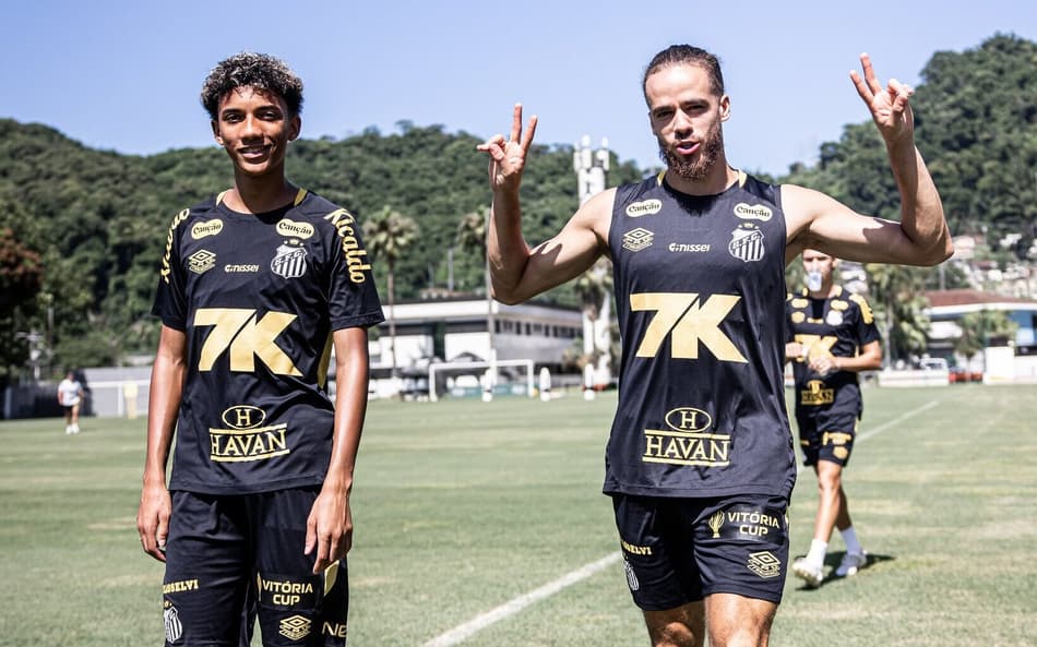 Jogadores do Santos seguem os treinos no CT Rei Pelé (Foto: Raul Baretta/ Santos FC)