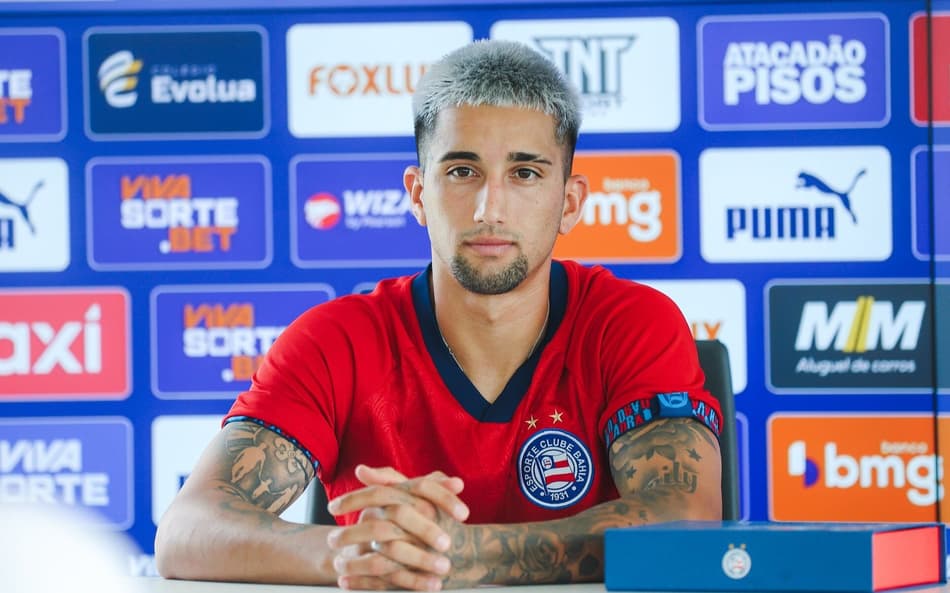 Kike Olivera com a camisa do Bahia (Foto: Letícia Martins/EC Bahia)