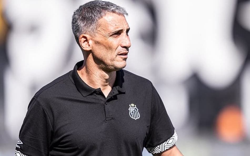 Vojvoda com o novo uniforme de treino do Santos. (Foto: Raul Baretta/ Santos FC)