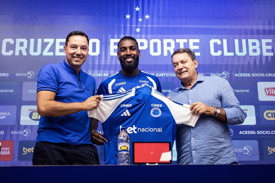 Gerson é apresentado no Cruzeiro (Foto: Gustavo Aleixo/Cruzeiro)