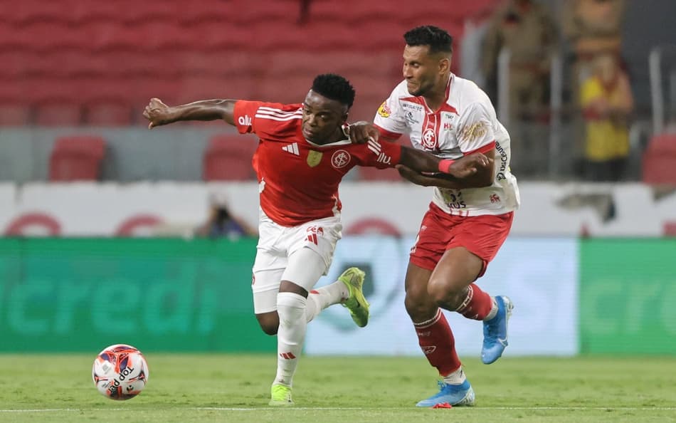 Carbonero, atacante do Internacional, disputa bola