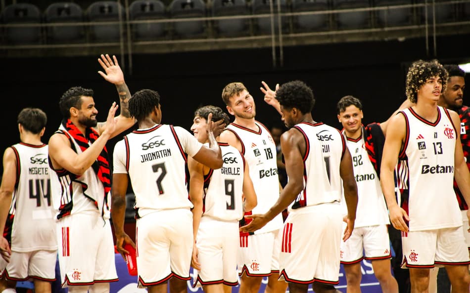 Com drama, Flamengo bate Mogi e foca no penta do Super 8