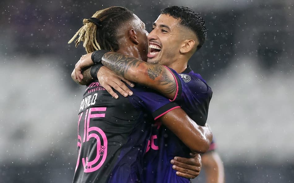 Santi Rodríguez e Danilo comemorando gol do Botafogo (Foto: Vítor Silva/Botafogo)