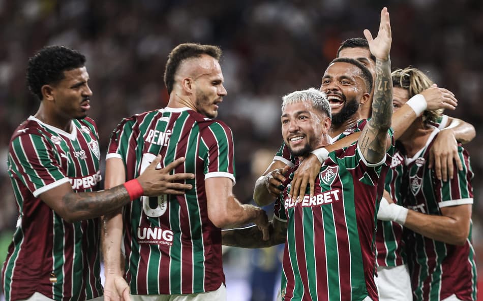 Acosta comemora gol com os jogadores do Fluminense (Foto: Lucas Merçon/ Fluminense FC)