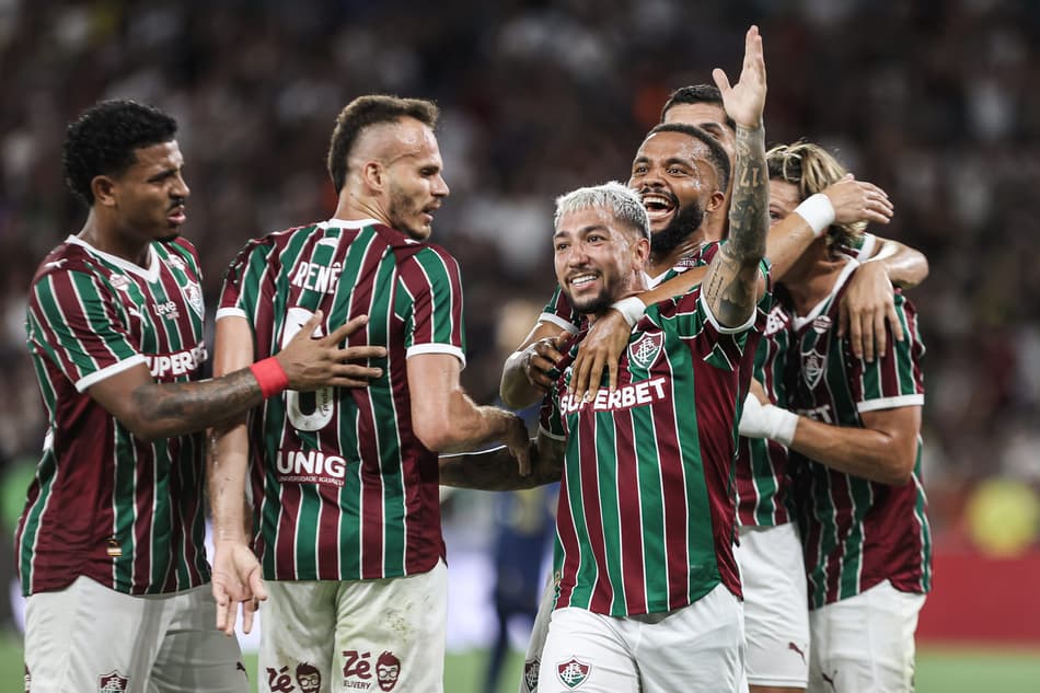 Acosta comemora gol com os jogadores do Fluminense (Foto: Lucas Merçon/ Fluminense FC)