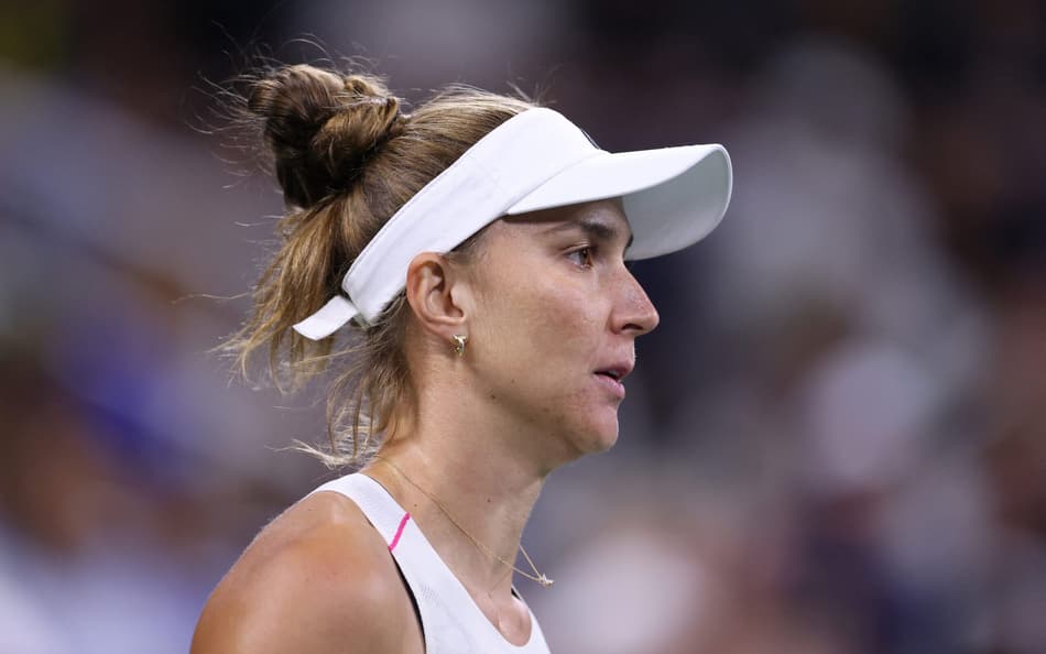 Bia Haddad em momento de concentração contra a grega Sakkari (Foto: Mike Stobe / GETTY IMAGES NORTH AMERICA / Getty Images via AFP (Photo by Mike Stobe / GETTY IMAGES NORTH AMERICA / Getty Images via AFP)