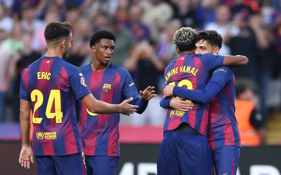 Pedri comemora gol com Yamal em Barcelona x Girona (Foto: Josep LAGO / AFP)