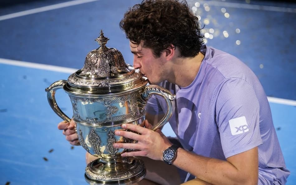 João Fonseca beija o troféu do ATP 500 da Basileia, na Suíça